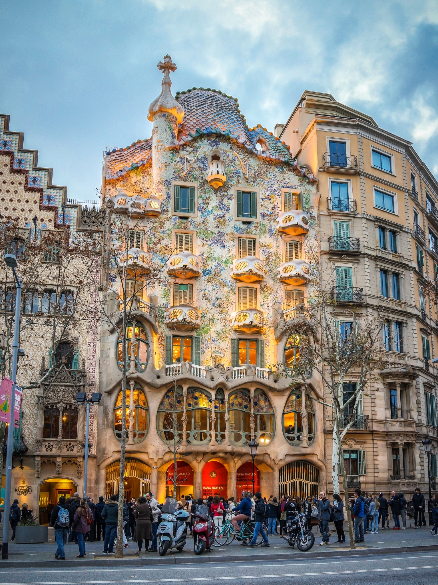 Discover the most magical buildings of Antoni Gaudí